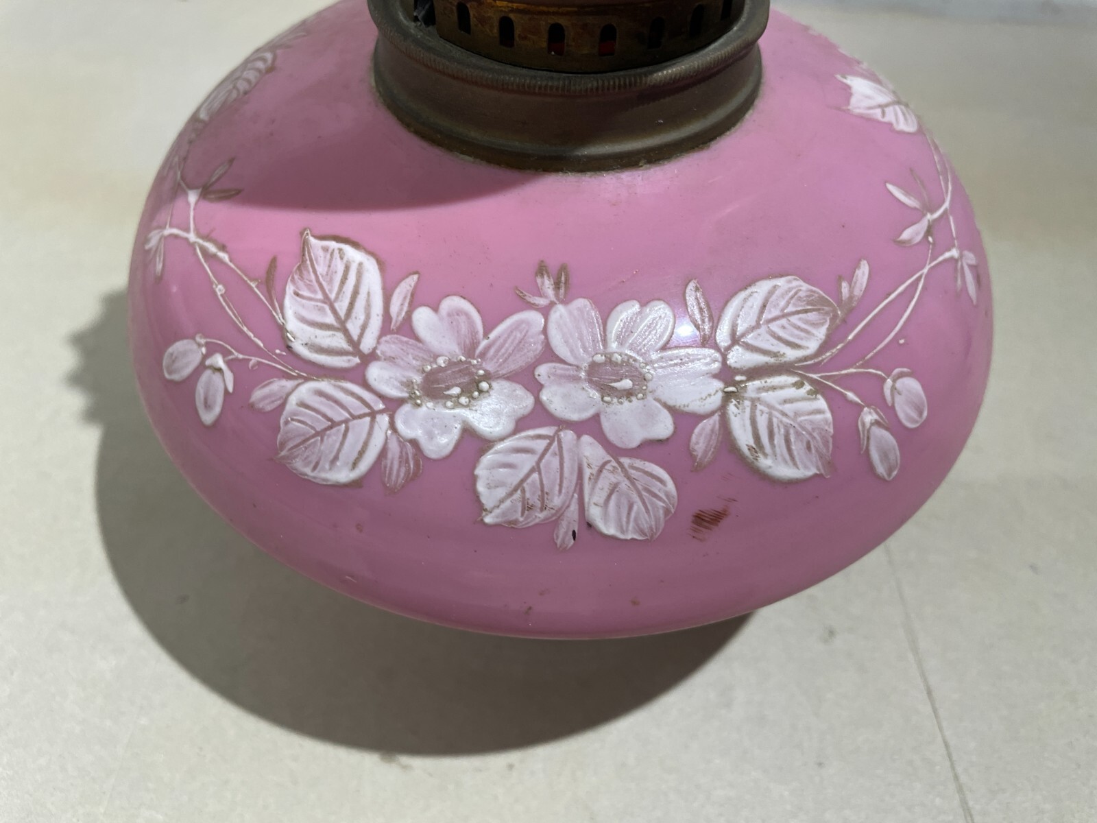 Antica Lampada In Vetro Opaline Rosa Con Decoro Floreale, Stile Liberty