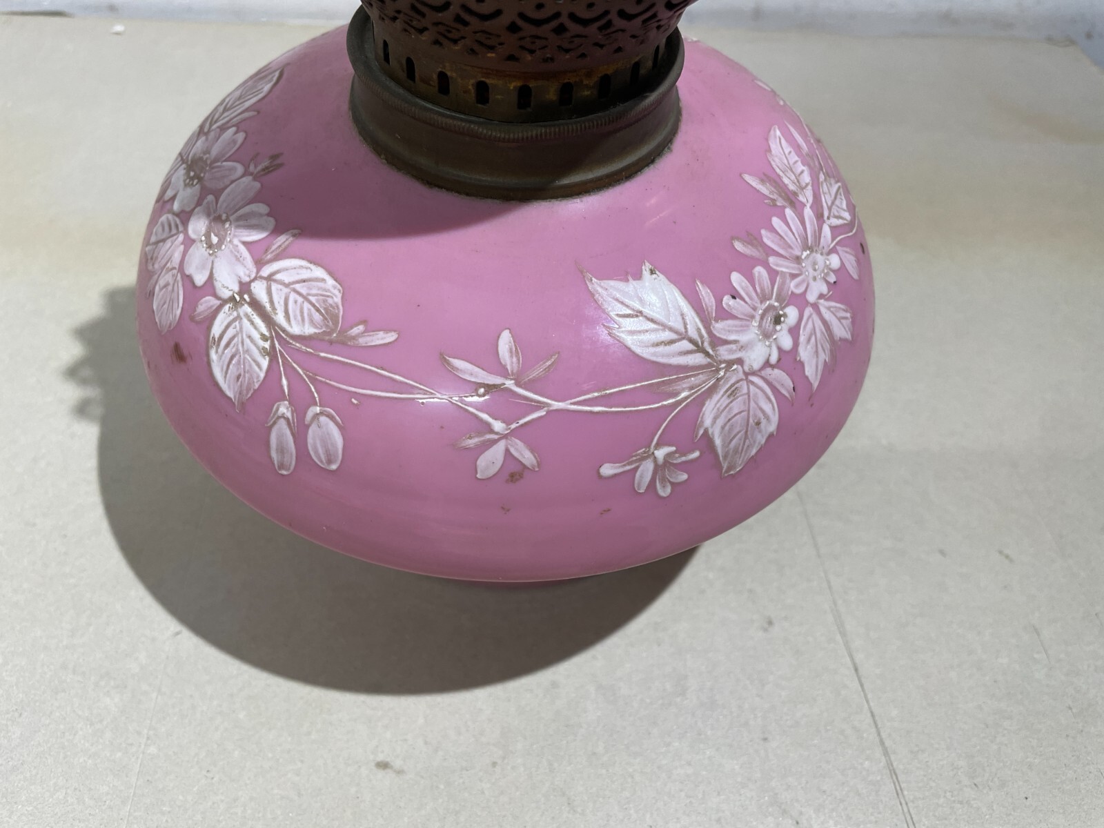 Antica Lampada In Vetro Opaline Rosa Con Decoro Floreale, Stile Liberty