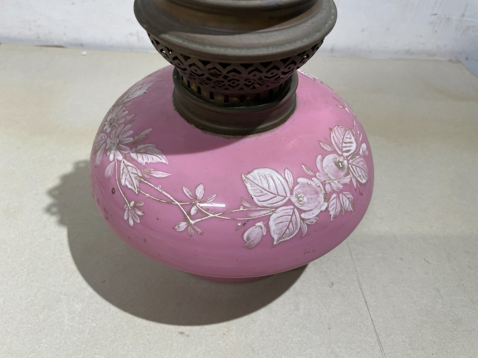 Antica Lampada In Vetro Opaline Rosa Con Decoro Floreale, Stile Liberty