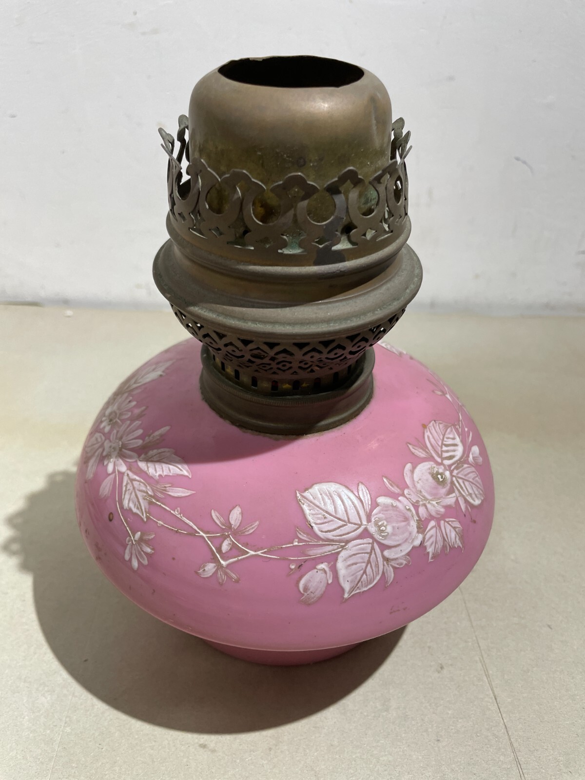 Antica Lampada In Vetro Opaline Rosa Con Decoro Floreale, Stile Liberty