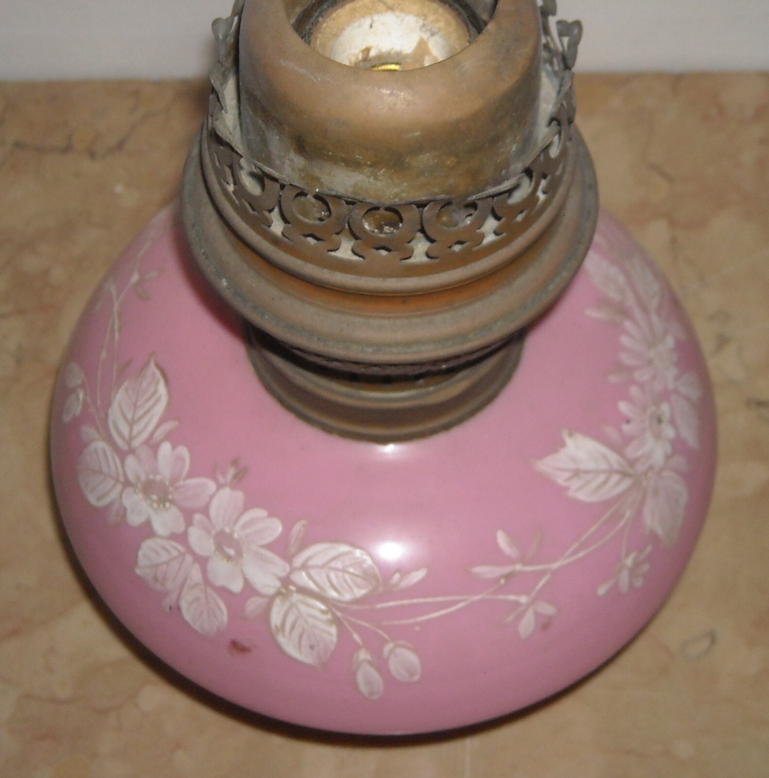 Antica Lampada In Vetro Opaline Rosa Con Decoro Floreale, Stile Liberty