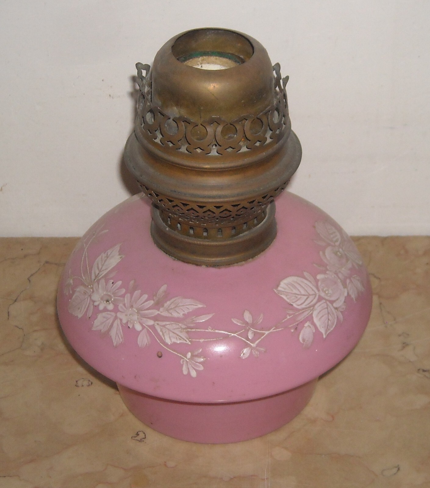 Antica Lampada In Vetro Opaline Rosa Con Decoro Floreale, Stile Liberty