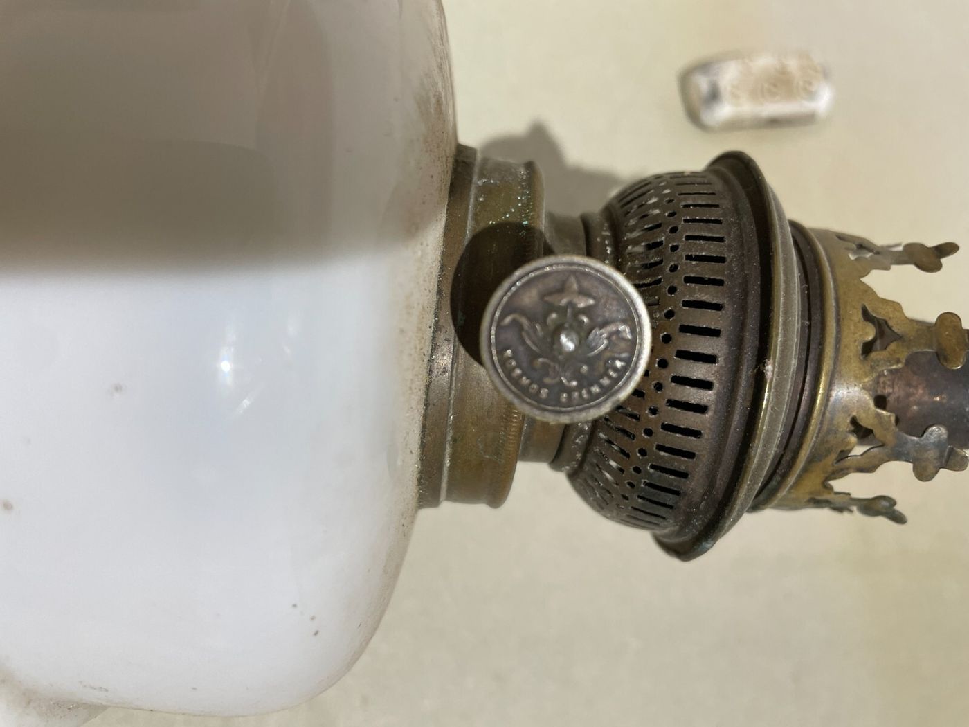 Lampada Antica In Vetro Opaline Bianco Kosmos Brenner