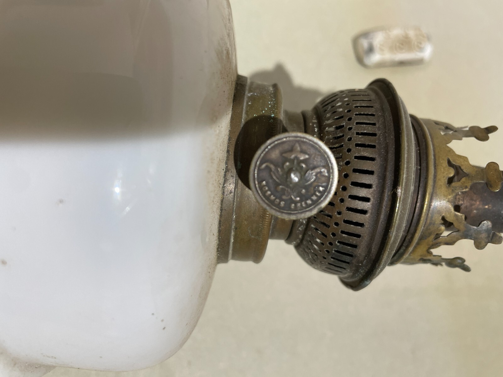 Lampada Antica In Vetro Opaline Bianco Kosmos Brenner