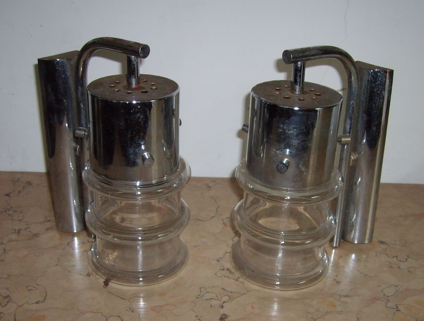 Coppia Di Lampade Da Parete In Metallo Cromato E Vetro, Design Italiano Anni '60 '70