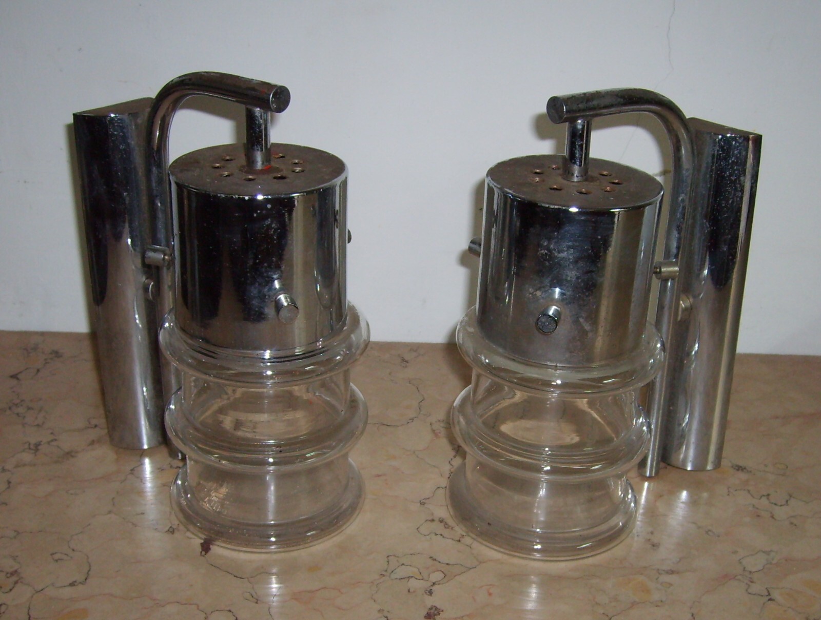 Coppia Di Lampade Da Parete In Metallo Cromato E Vetro, Design Italiano Anni '60 '70