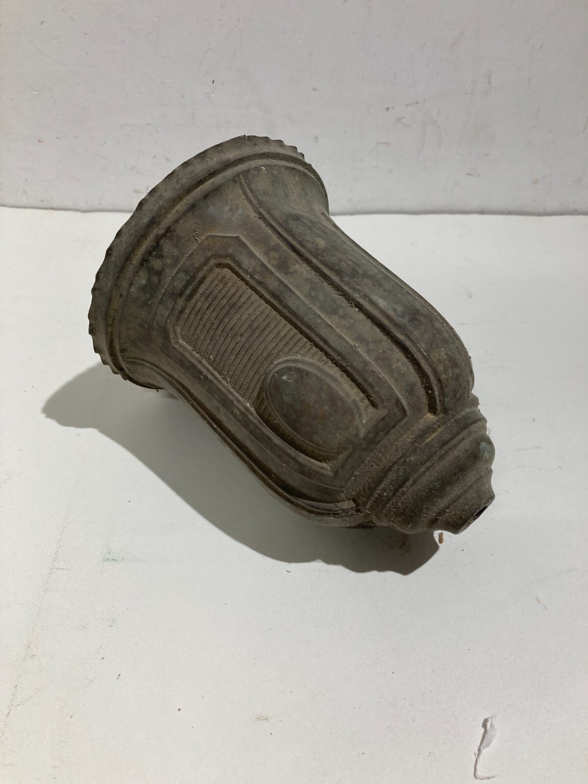 Antico Ricambio Per Lampade O Lampadari: Elemento Decorativo In Ottone Sbalzato
