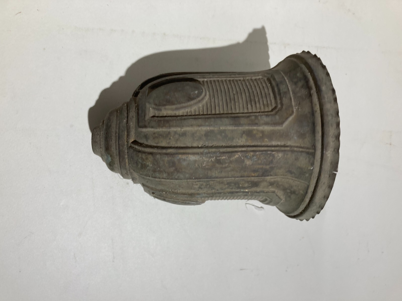 Antico Ricambio Per Lampade O Lampadari: Elemento Decorativo In Ottone Sbalzato