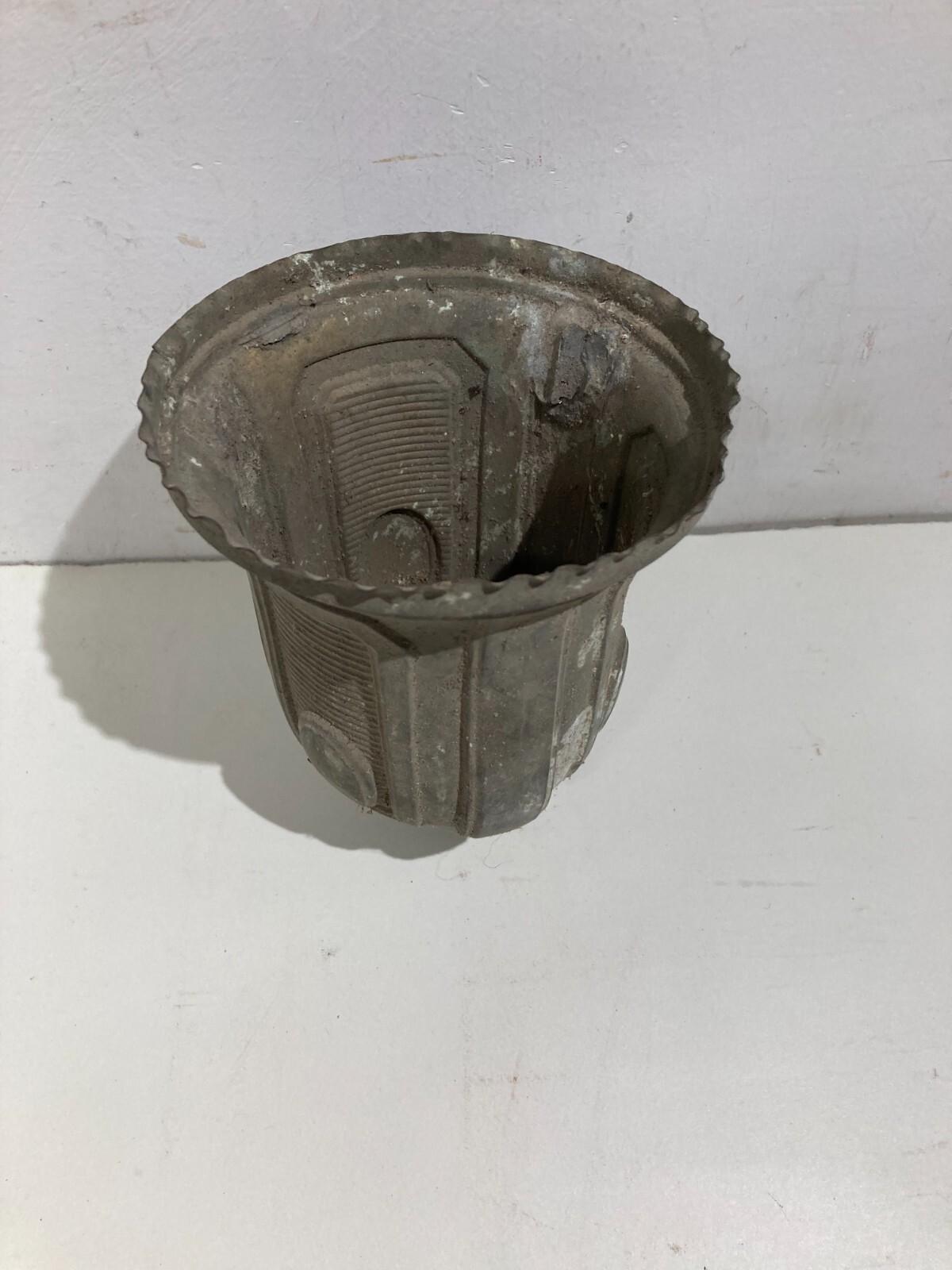 Antico Ricambio Per Lampade O Lampadari: Elemento Decorativo In Ottone Sbalzato
