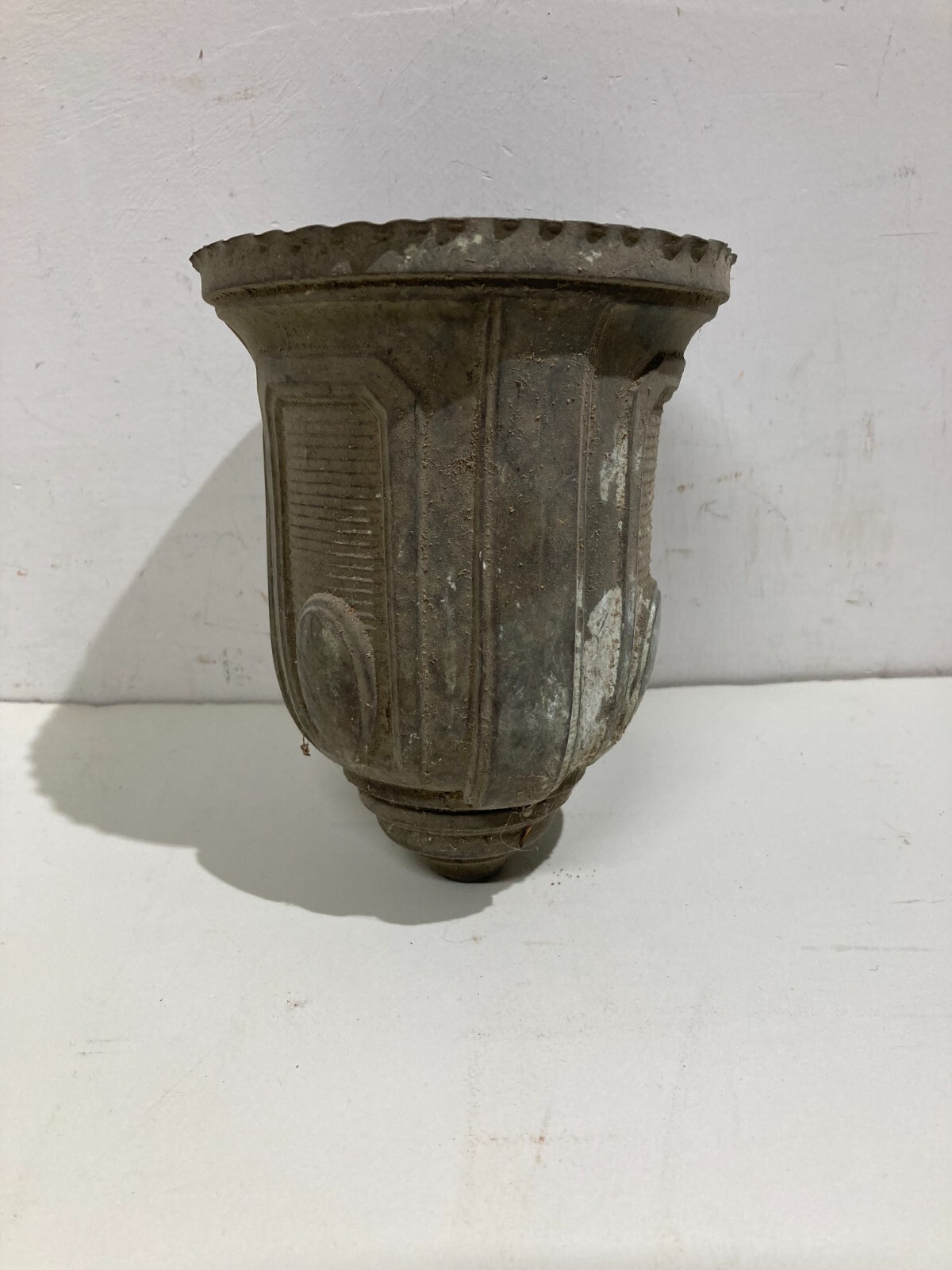 Antico Ricambio Per Lampade O Lampadari: Elemento Decorativo In Ottone Sbalzato