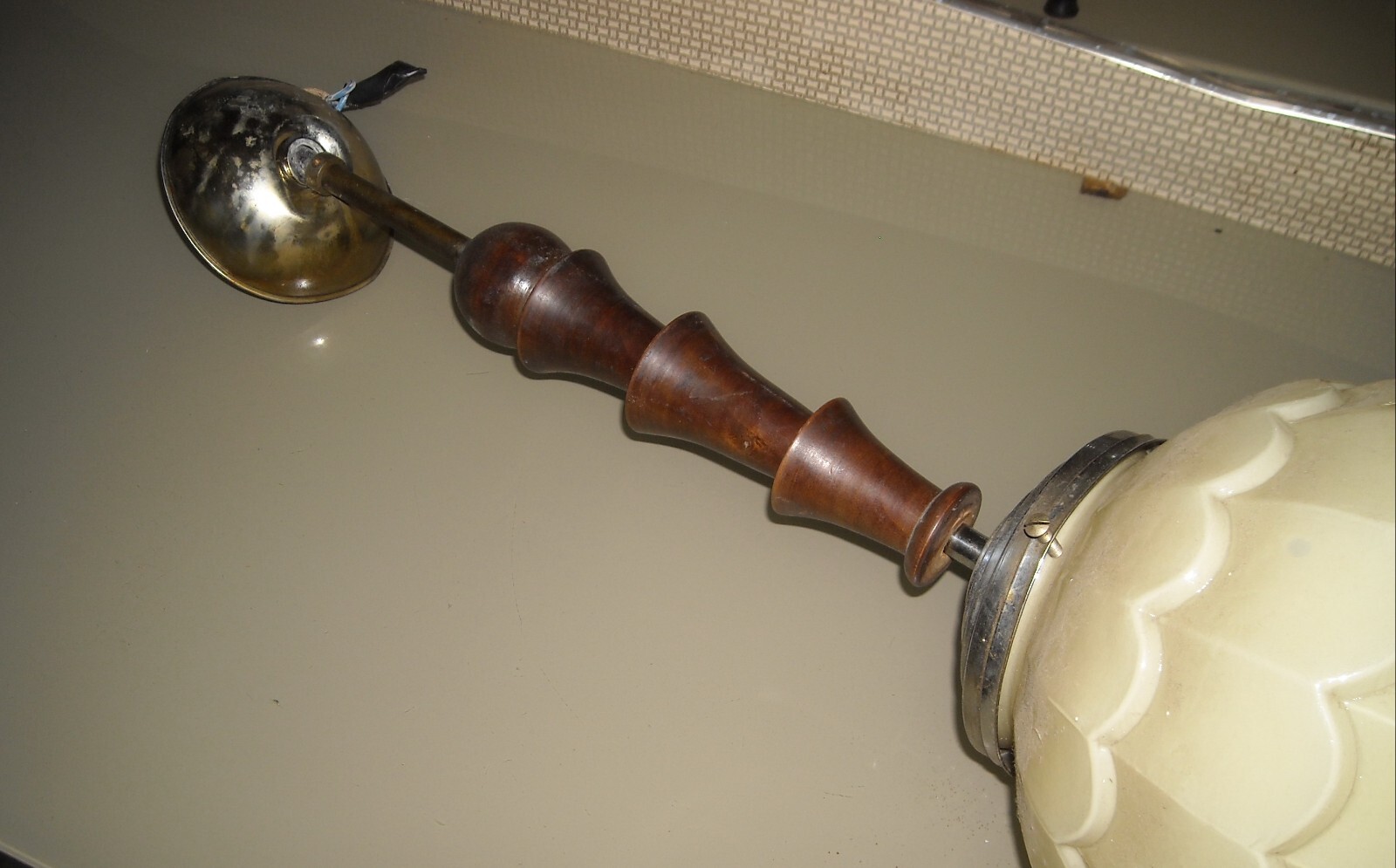 Lampada Artistica Con Coppa In Vetro Modellato Art Déco