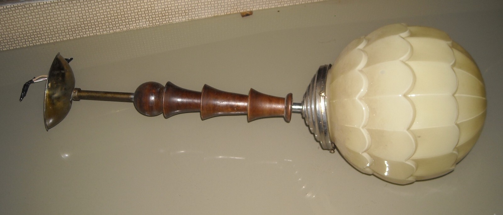 Lampada Artistica Con Coppa In Vetro Modellato Art Déco
