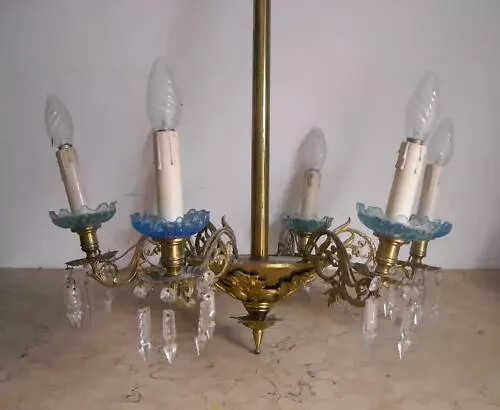 Lampadario Antico In Ottone Dorato Con Prismi In Vetro