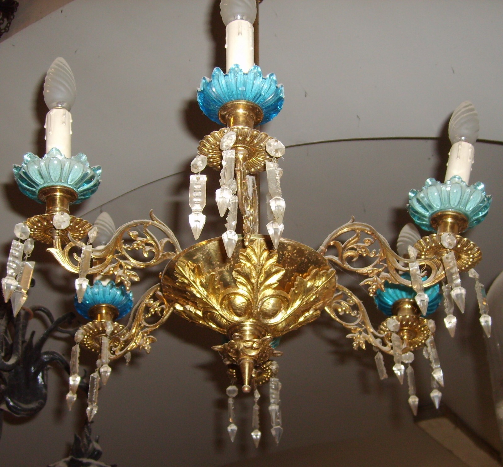 Lampadario Antico In Ottone Dorato Con Prismi In Vetro