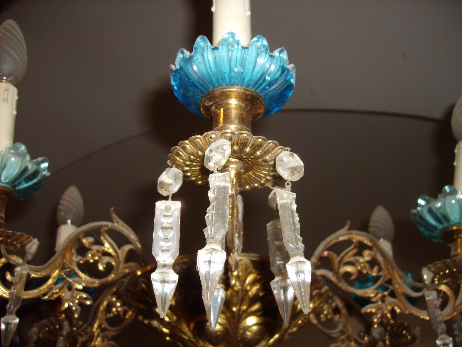 Lampadario Antico In Ottone Dorato Con Prismi In Vetro