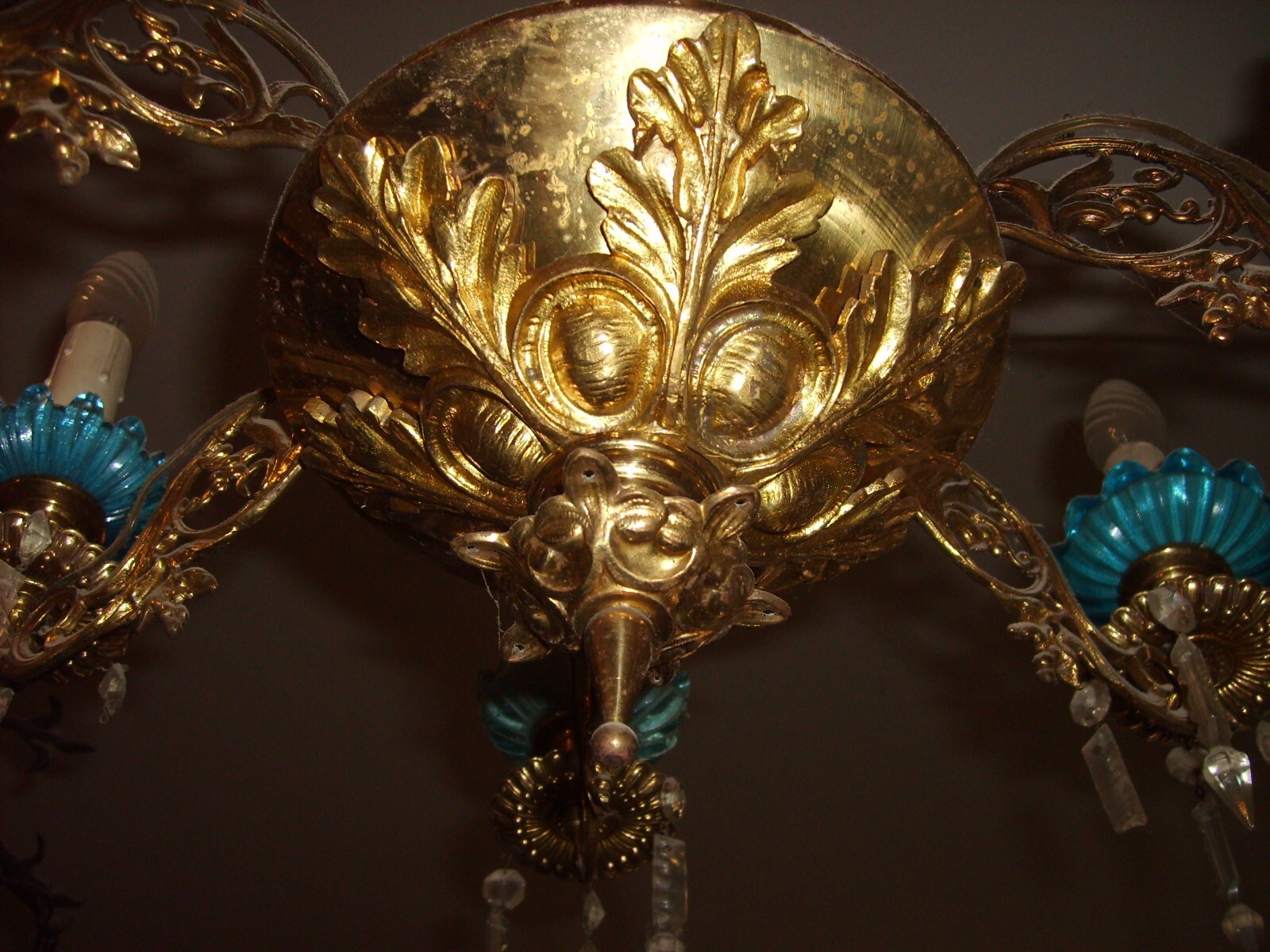 Lampadario Antico In Ottone Dorato Con Prismi In Vetro