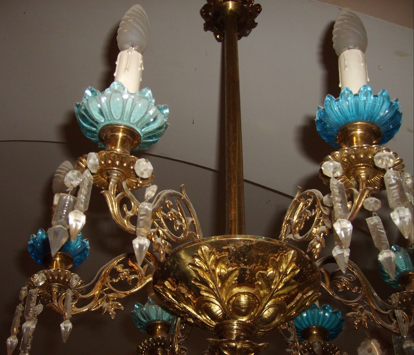Lampadario Antico In Ottone Dorato Con Prismi In Vetro