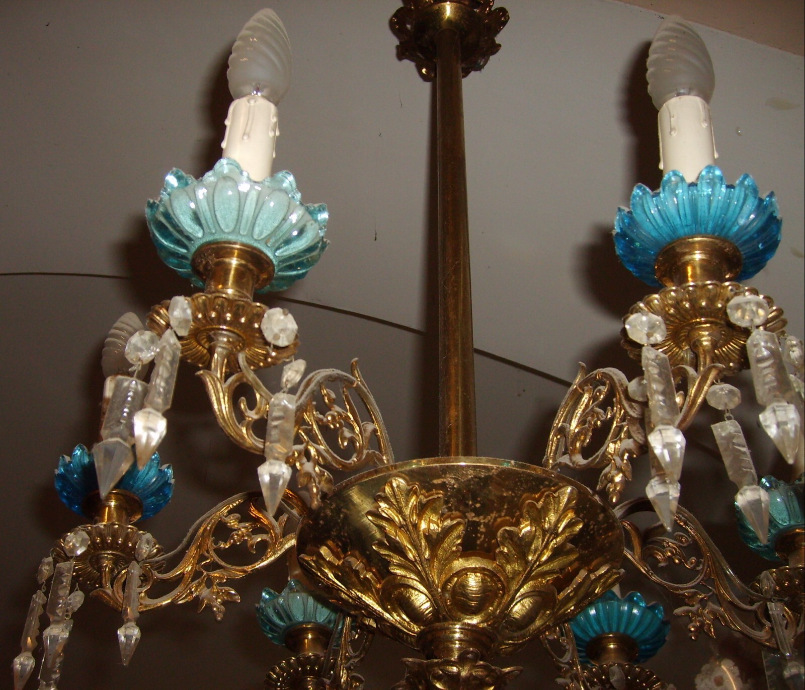 Lampadario Antico In Ottone Dorato Con Prismi In Vetro