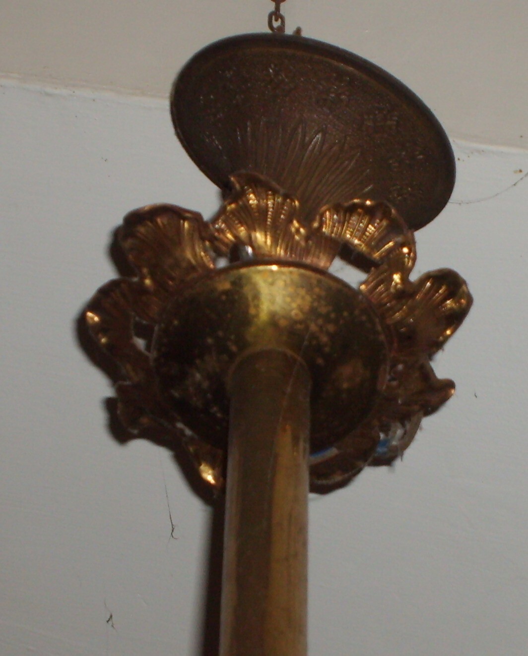 Lampadario Antico In Ottone Dorato Con Prismi In Vetro