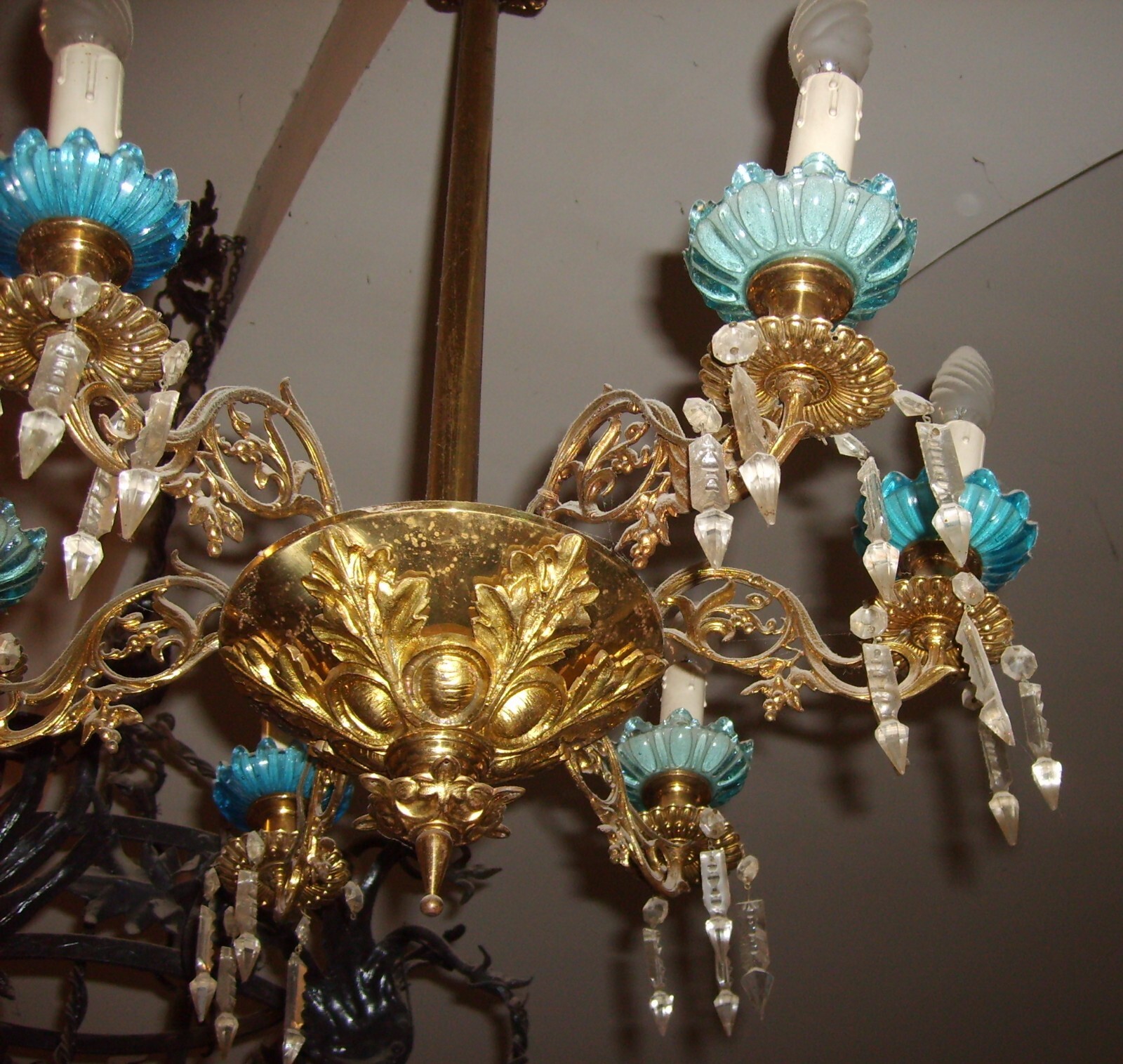 Lampadario Antico In Ottone Dorato Con Prismi In Vetro