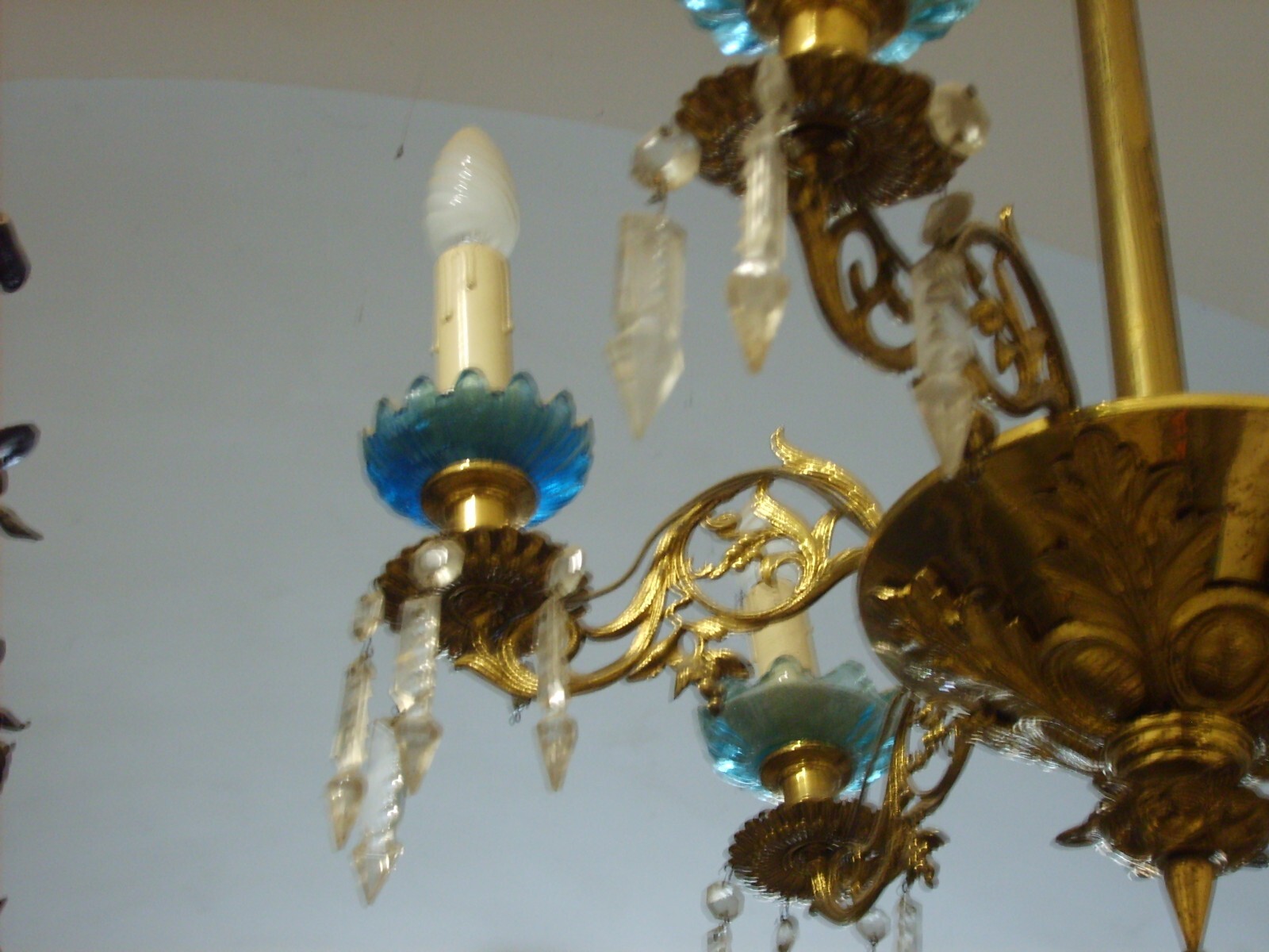 Lampadario Antico In Ottone Dorato Con Prismi In Vetro
