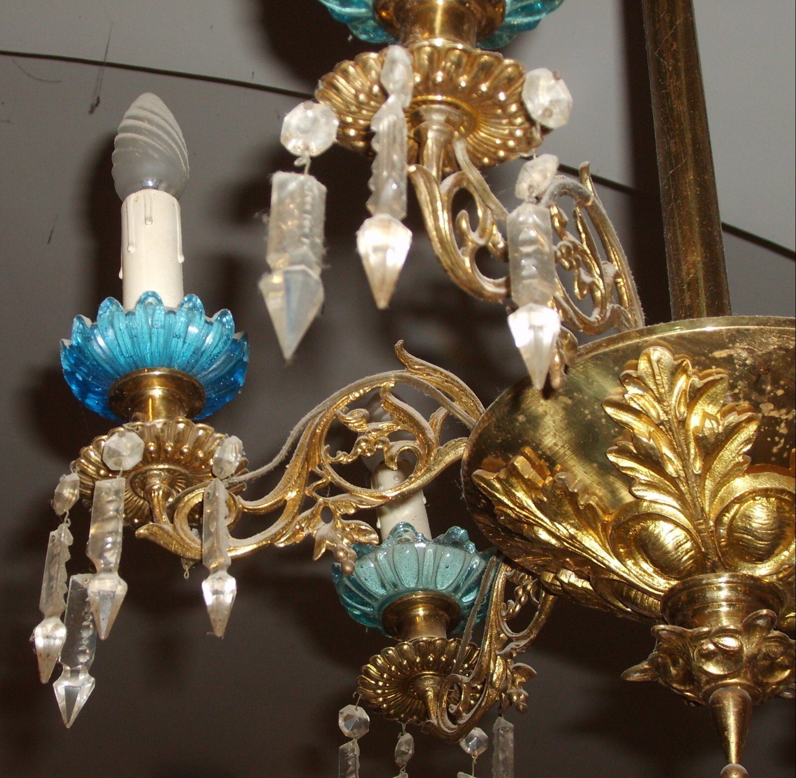 Lampadario Antico In Ottone Dorato Con Prismi In Vetro