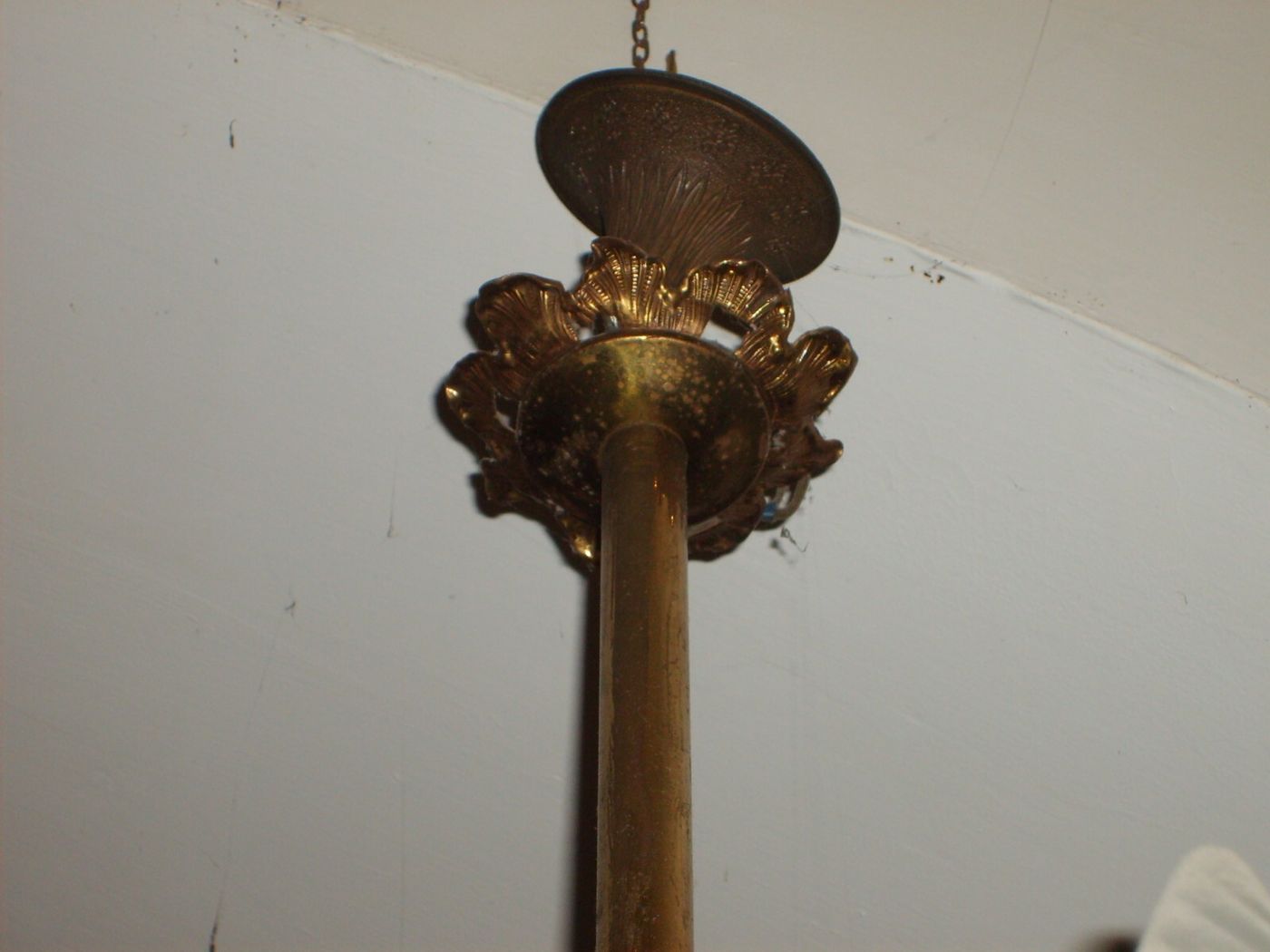 Lampadario Antico In Ottone Dorato Con Prismi In Vetro