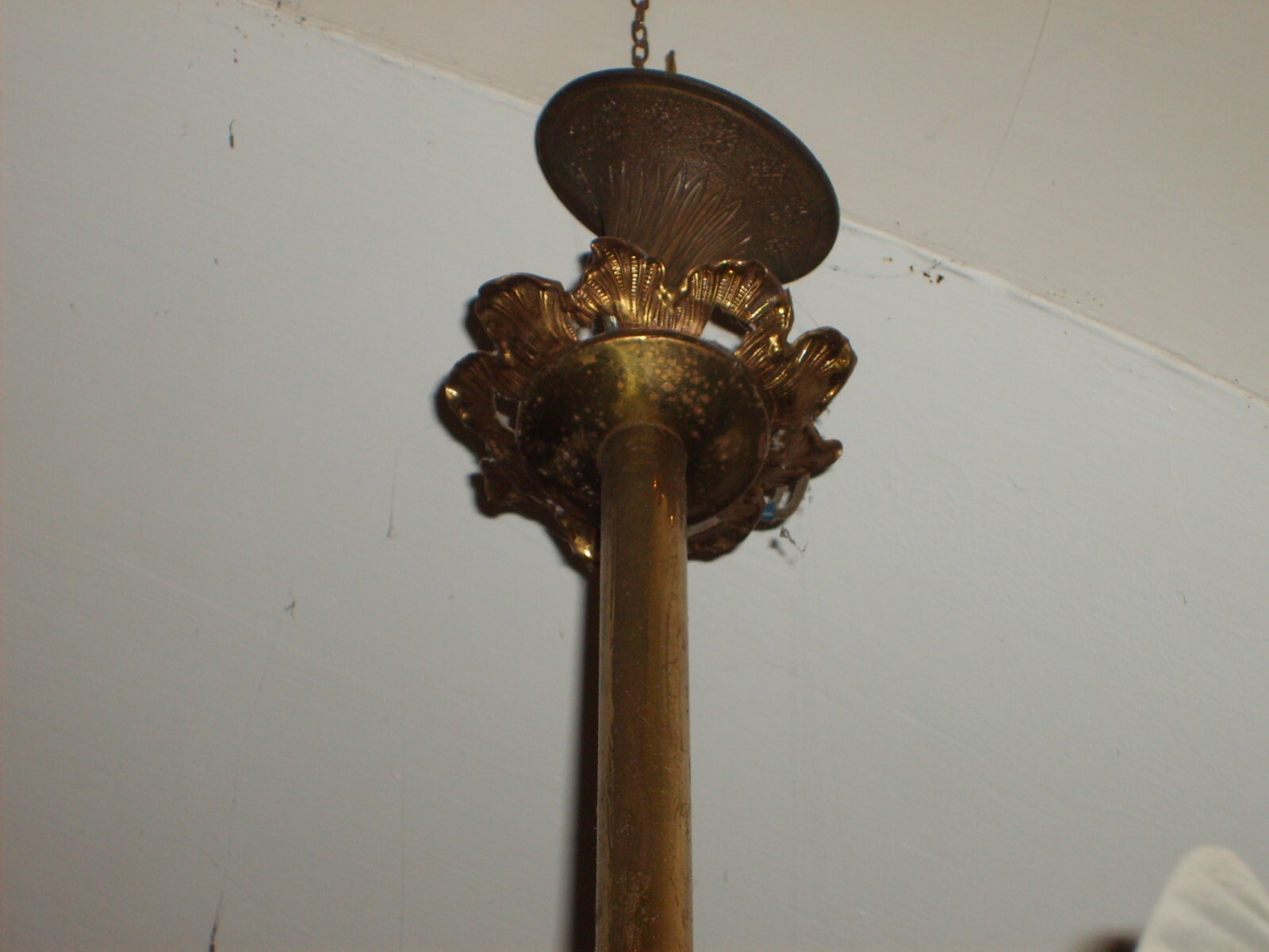 Lampadario Antico In Ottone Dorato Con Prismi In Vetro