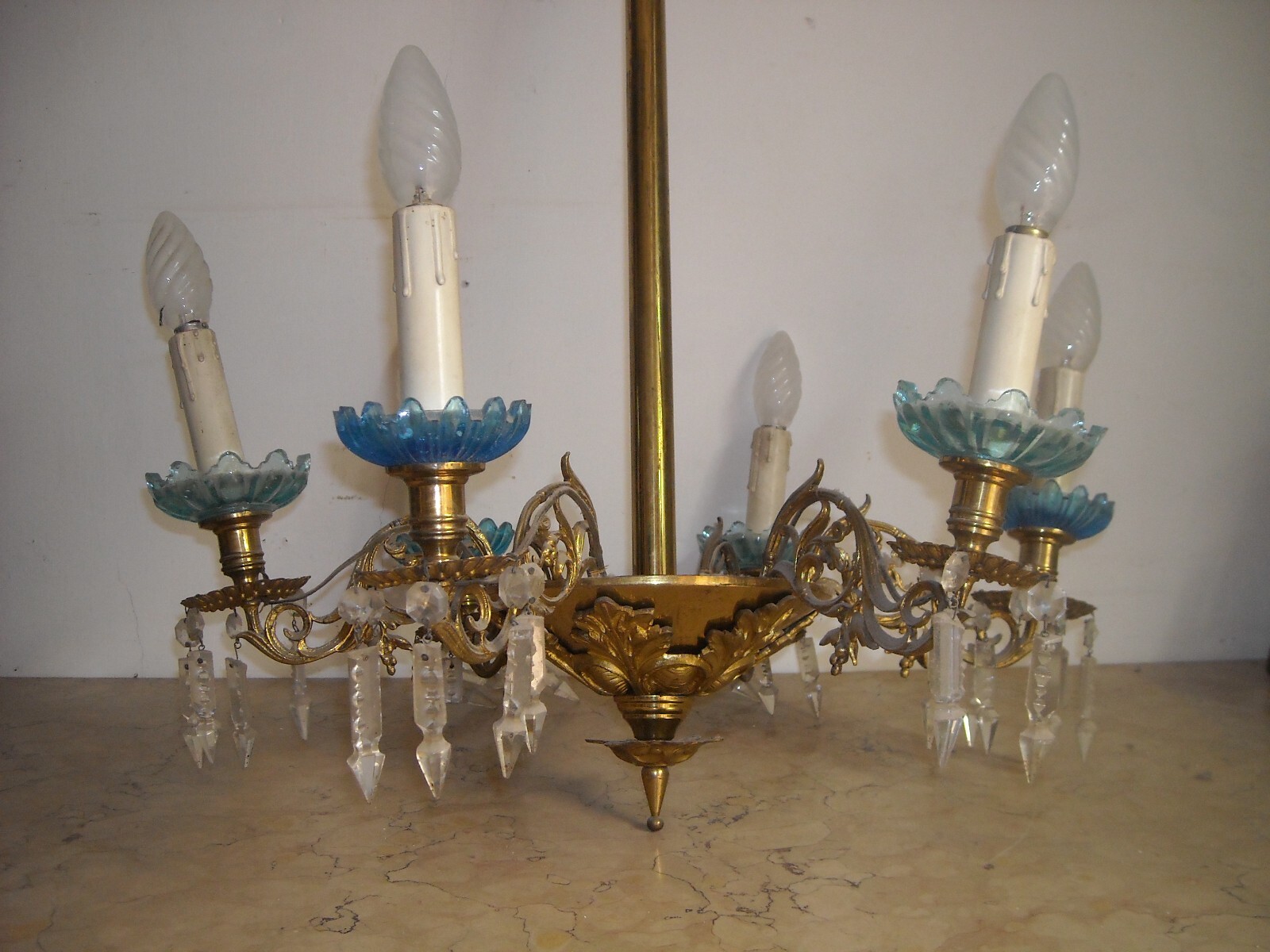 Lampadario Antico In Ottone Dorato Con Prismi In Vetro