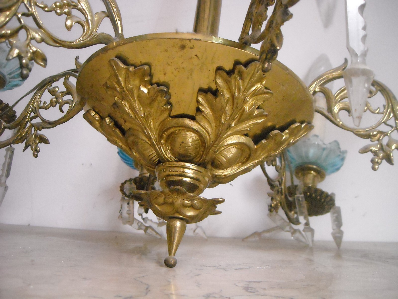 Lampadario Antico In Ottone Dorato Con Prismi In Vetro