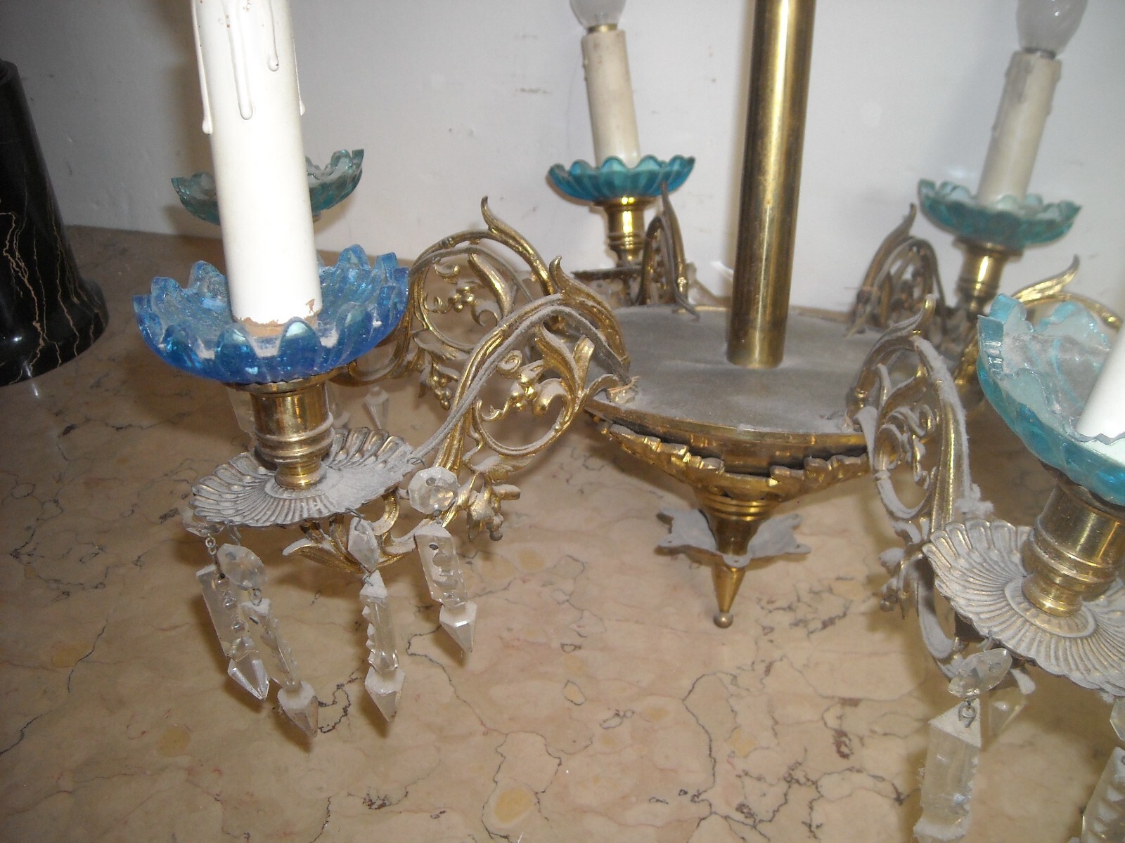 Lampadario Antico In Ottone Dorato Con Prismi In Vetro