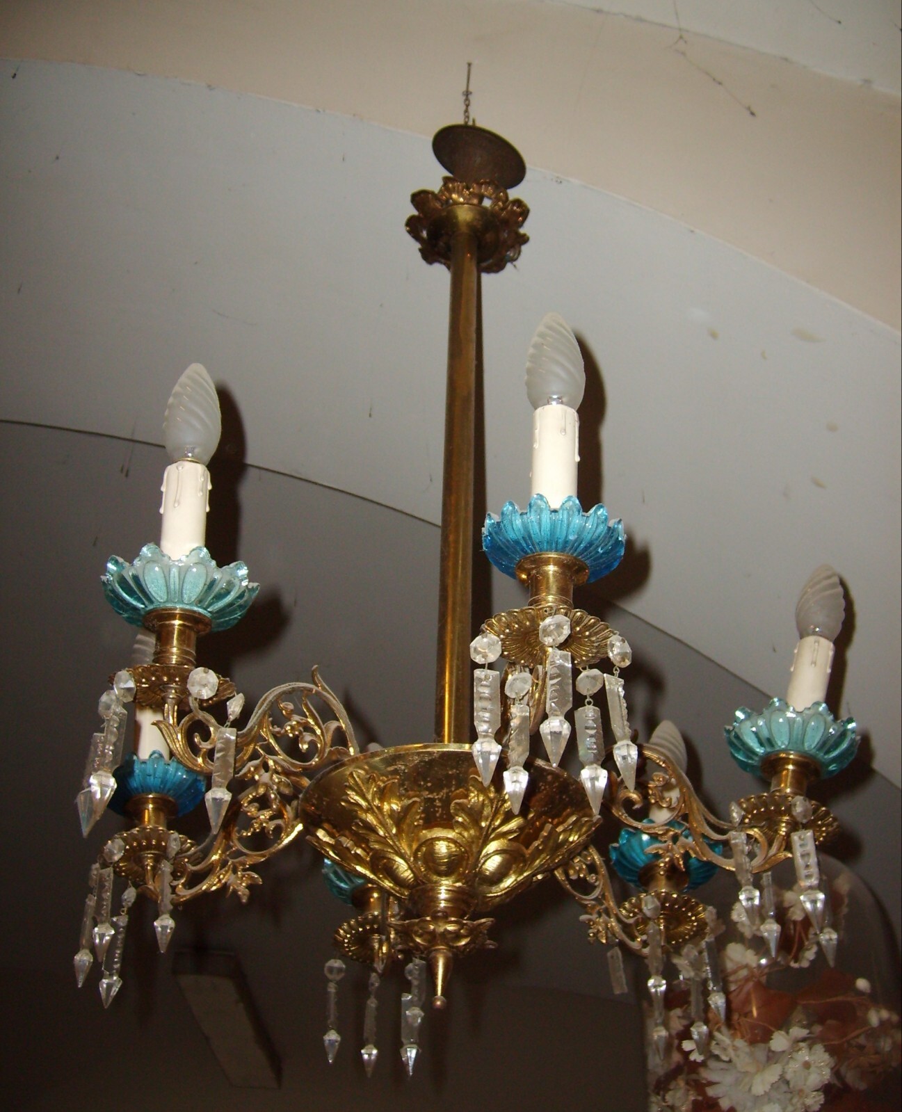 Lampadario Antico In Ottone Dorato Con Prismi In Vetro