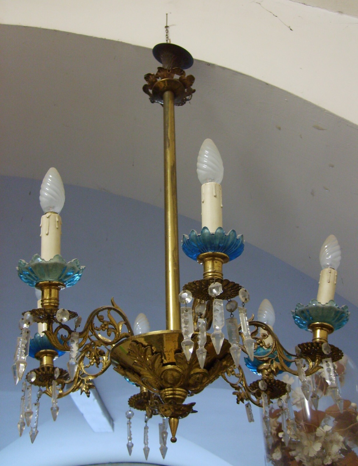 Lampadario Antico In Ottone Dorato Con Prismi In Vetro