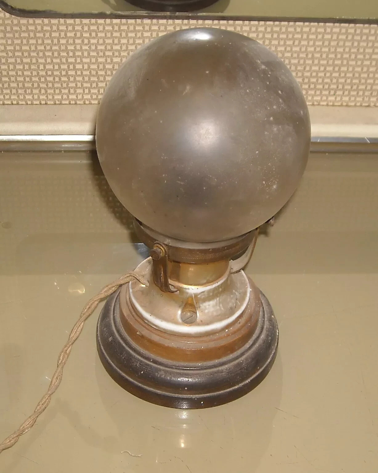 Lampada Da Comodino O Scrittoio Con Globo Vitreo E Base Lignea