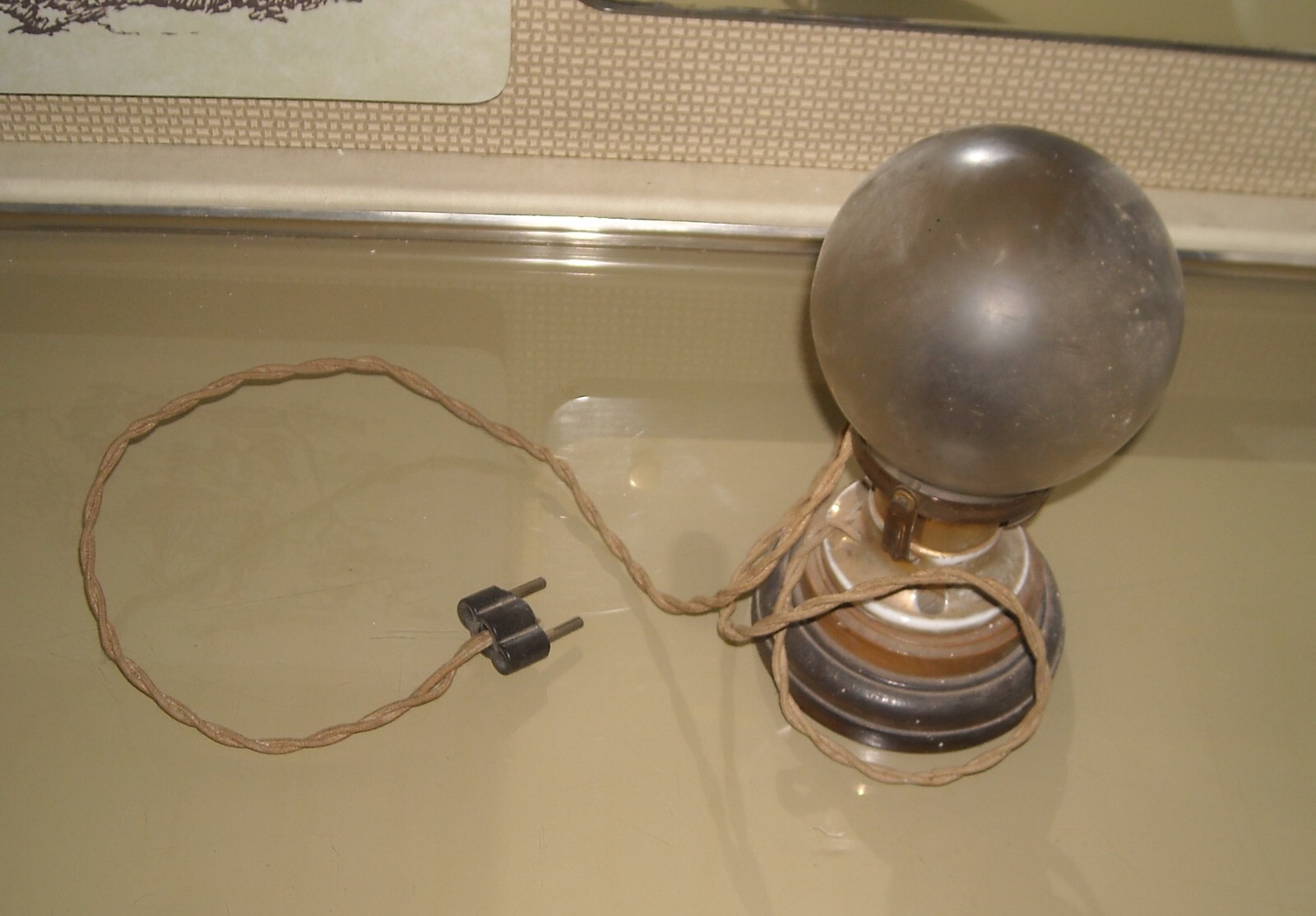 Lampada Da Comodino O Scrittoio Con Globo Vitreo E Base Lignea