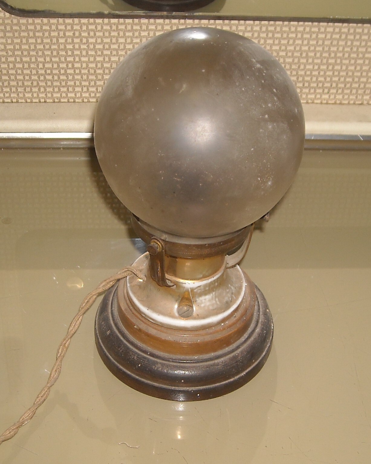 Lampada Da Comodino O Scrittoio Con Globo Vitreo E Base Lignea