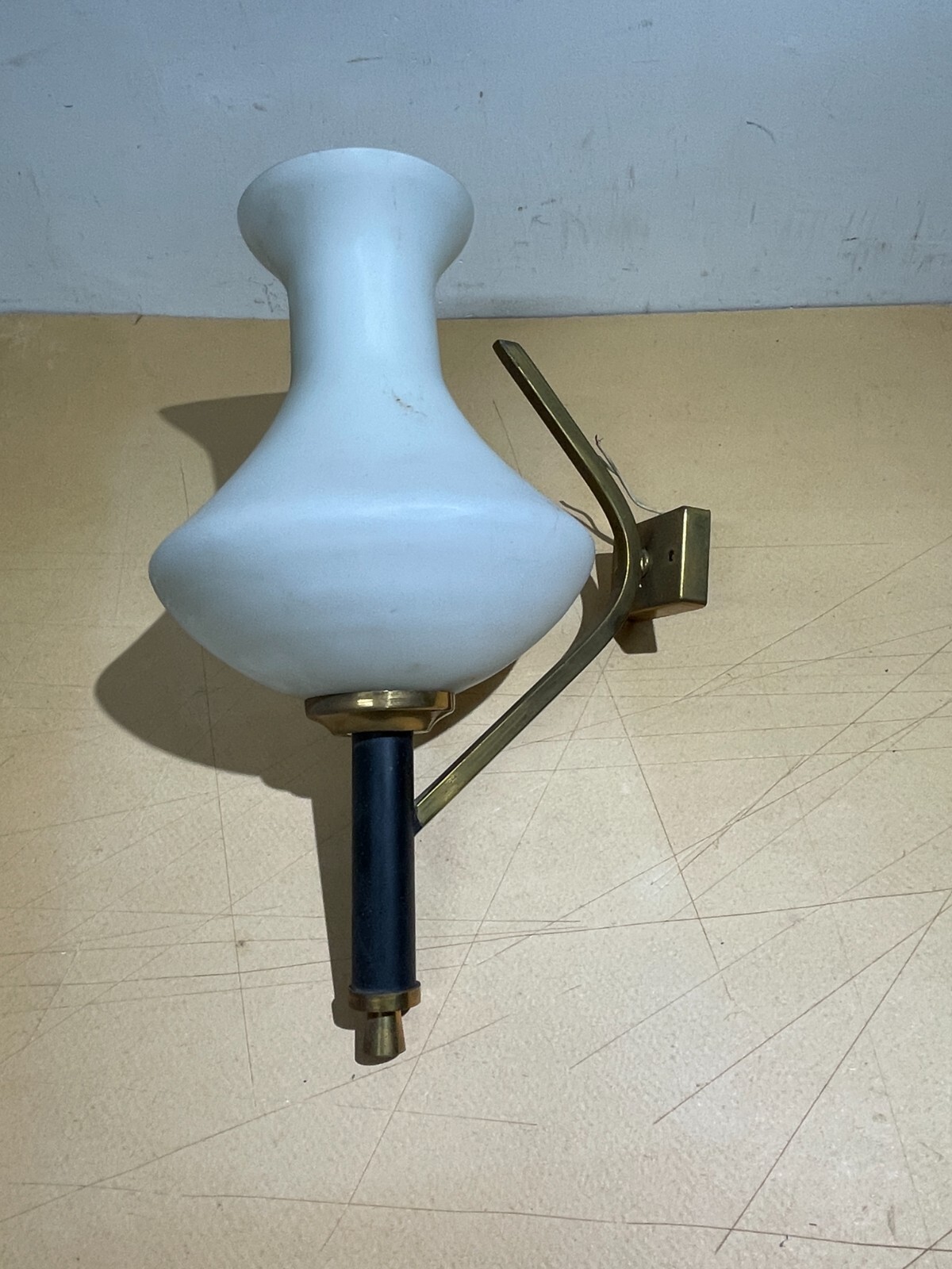 Lampada Da Parete Applique In Vetro Opalescente E Ottone, Stile Stilnovo
