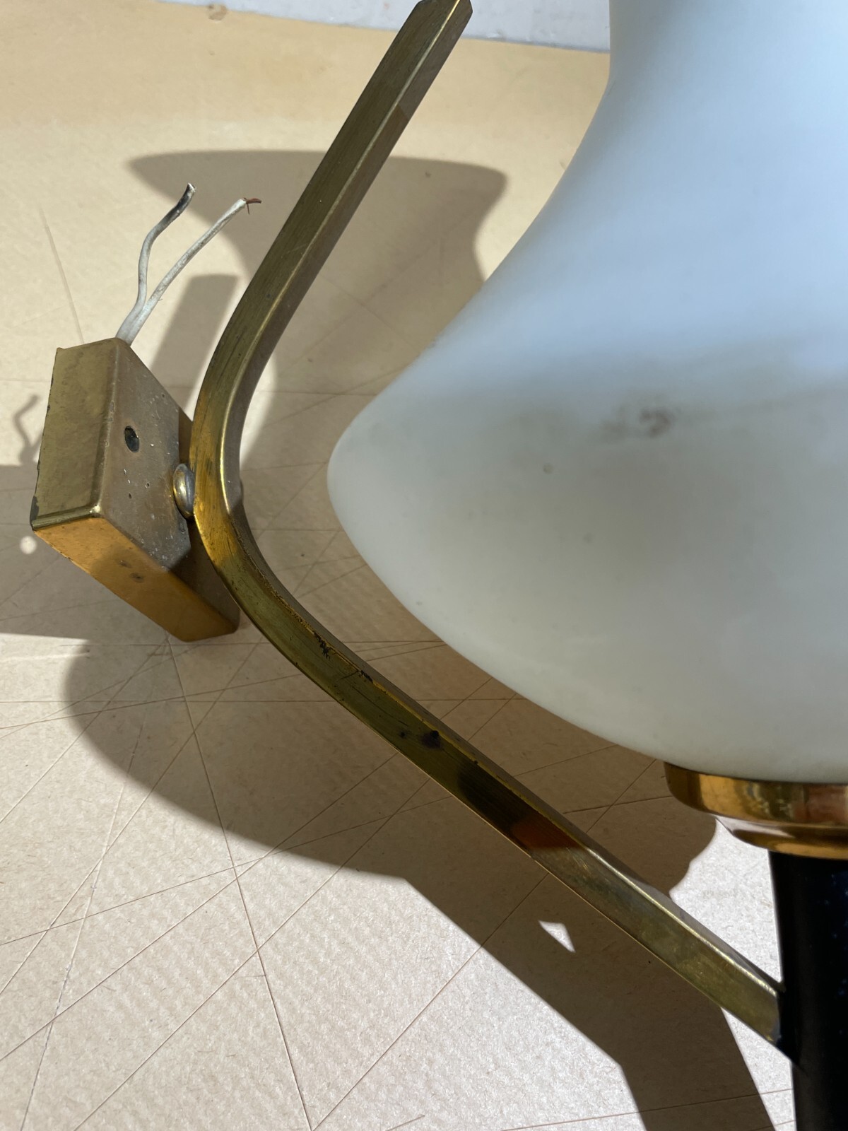 Lampada Da Parete Applique In Vetro Opalescente E Ottone, Stile Stilnovo