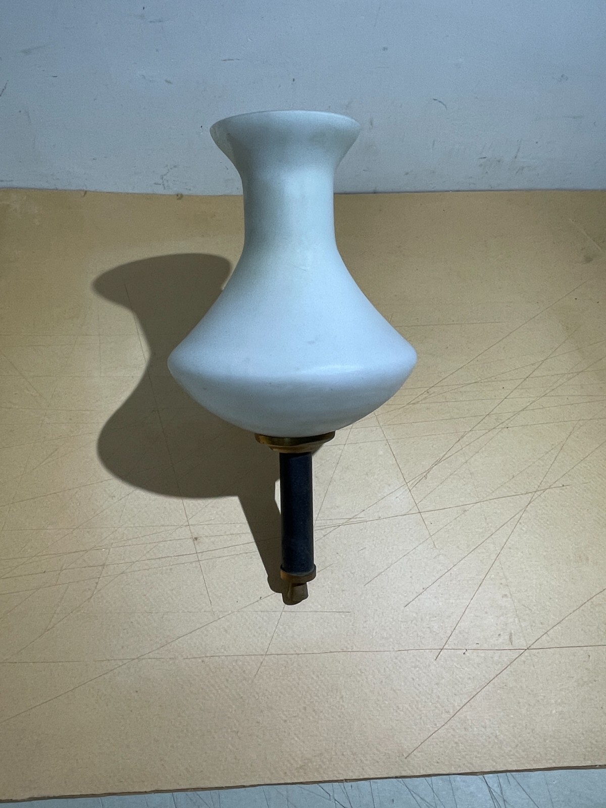 Lampada Da Parete Applique In Vetro Opalescente E Ottone, Stile Stilnovo