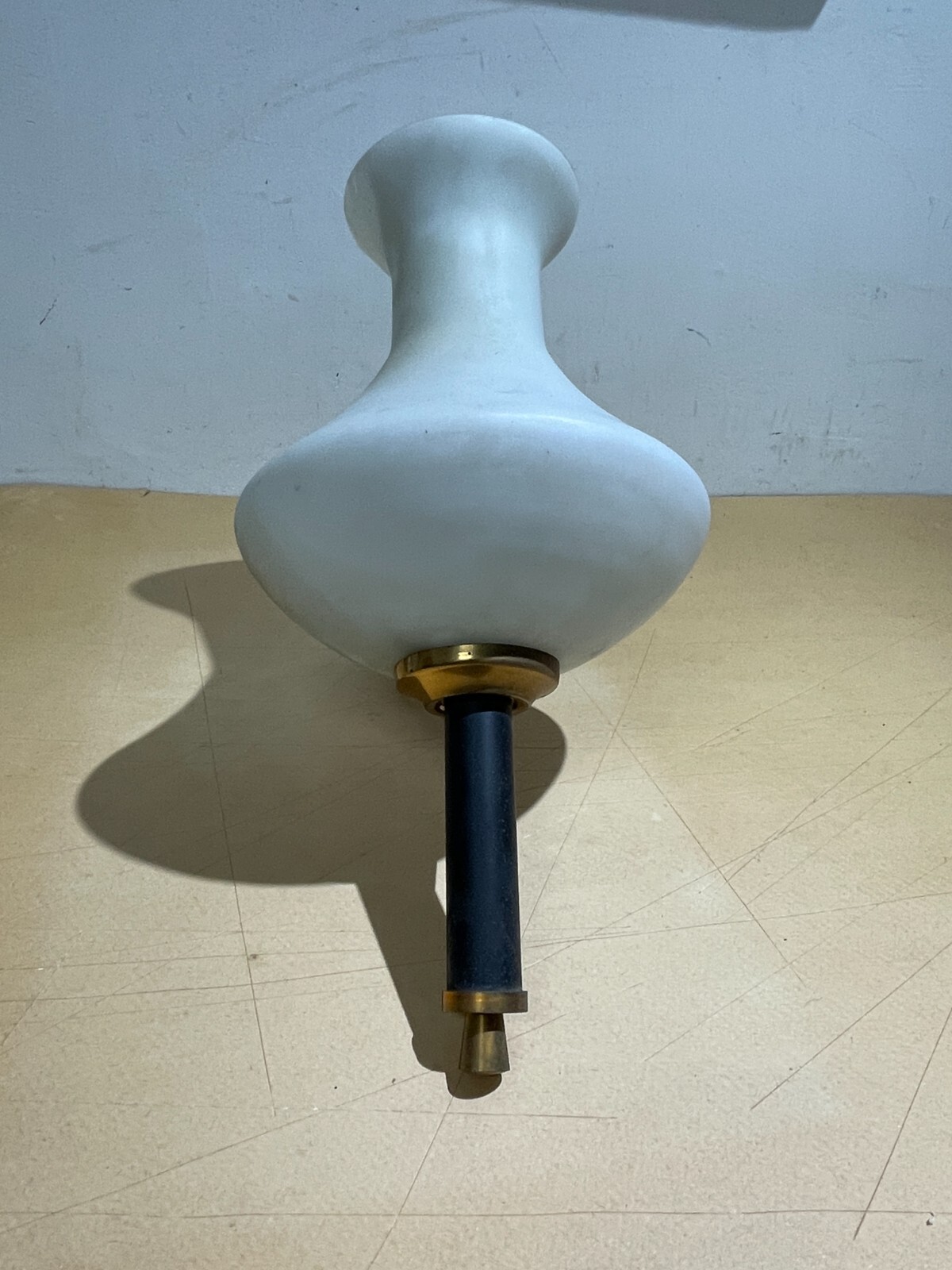 Lampada Da Parete Applique In Vetro Opalescente E Ottone, Stile Stilnovo