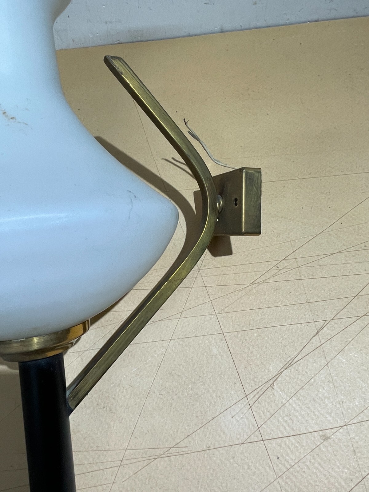 Lampada Da Parete Applique In Vetro Opalescente E Ottone, Stile Stilnovo
