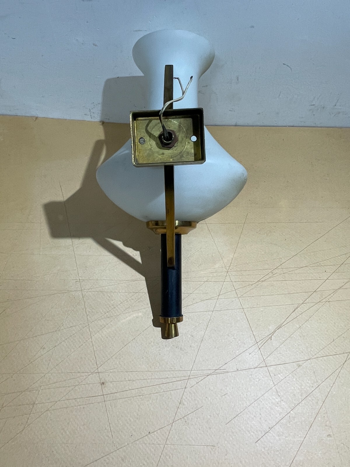 Lampada Da Parete Applique In Vetro Opalescente E Ottone, Stile Stilnovo