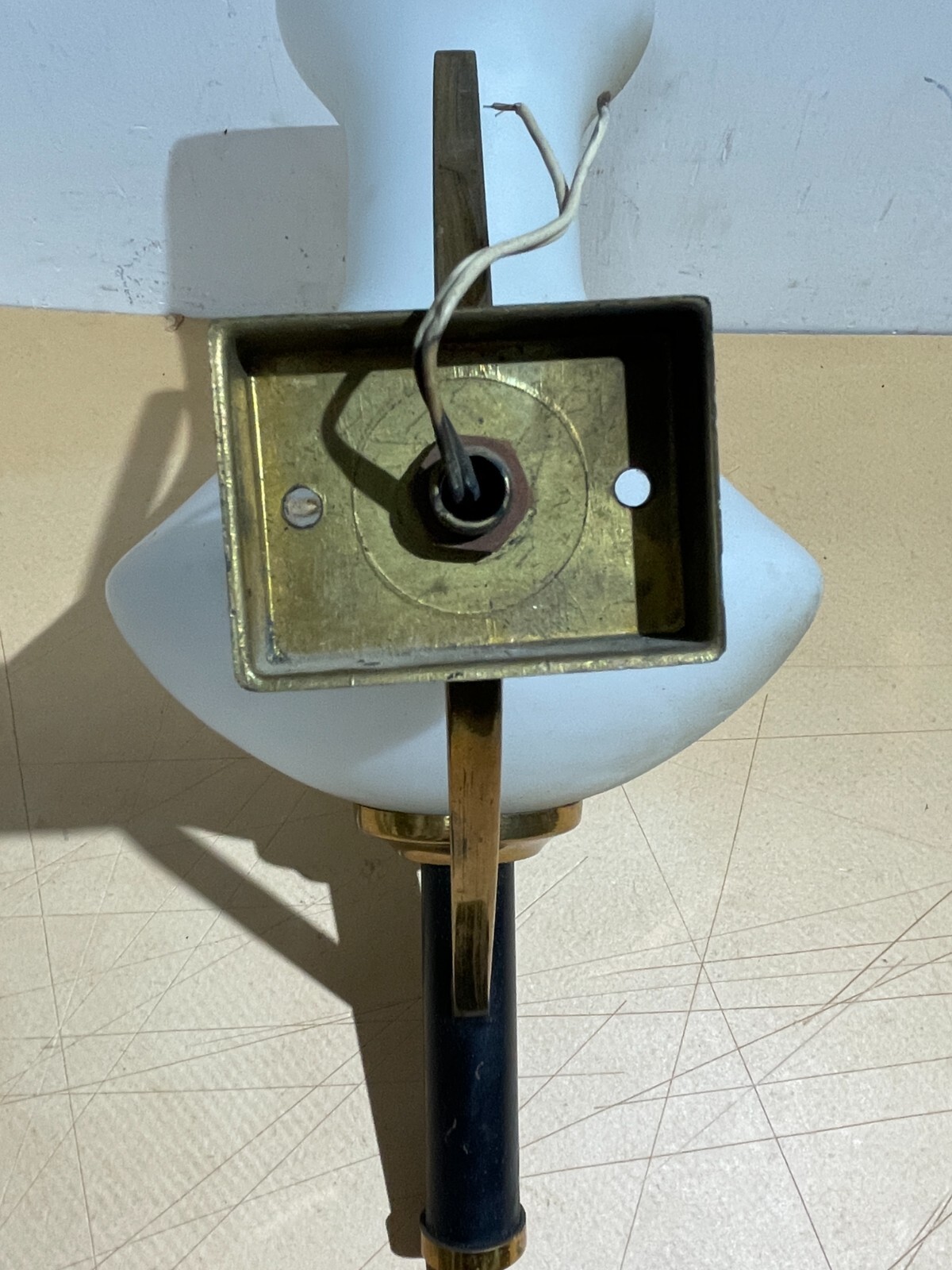 Lampada Da Parete Applique In Vetro Opalescente E Ottone, Stile Stilnovo