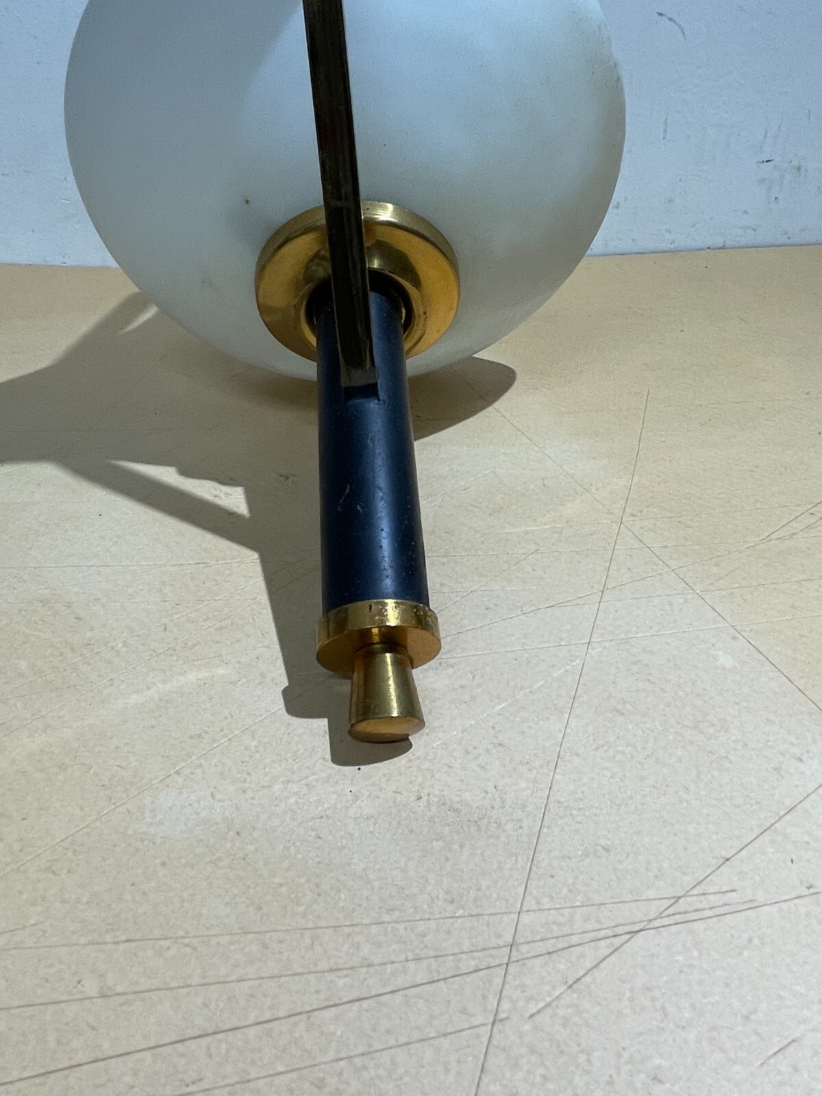 Lampada Da Parete Applique In Vetro Opalescente E Ottone, Stile Stilnovo