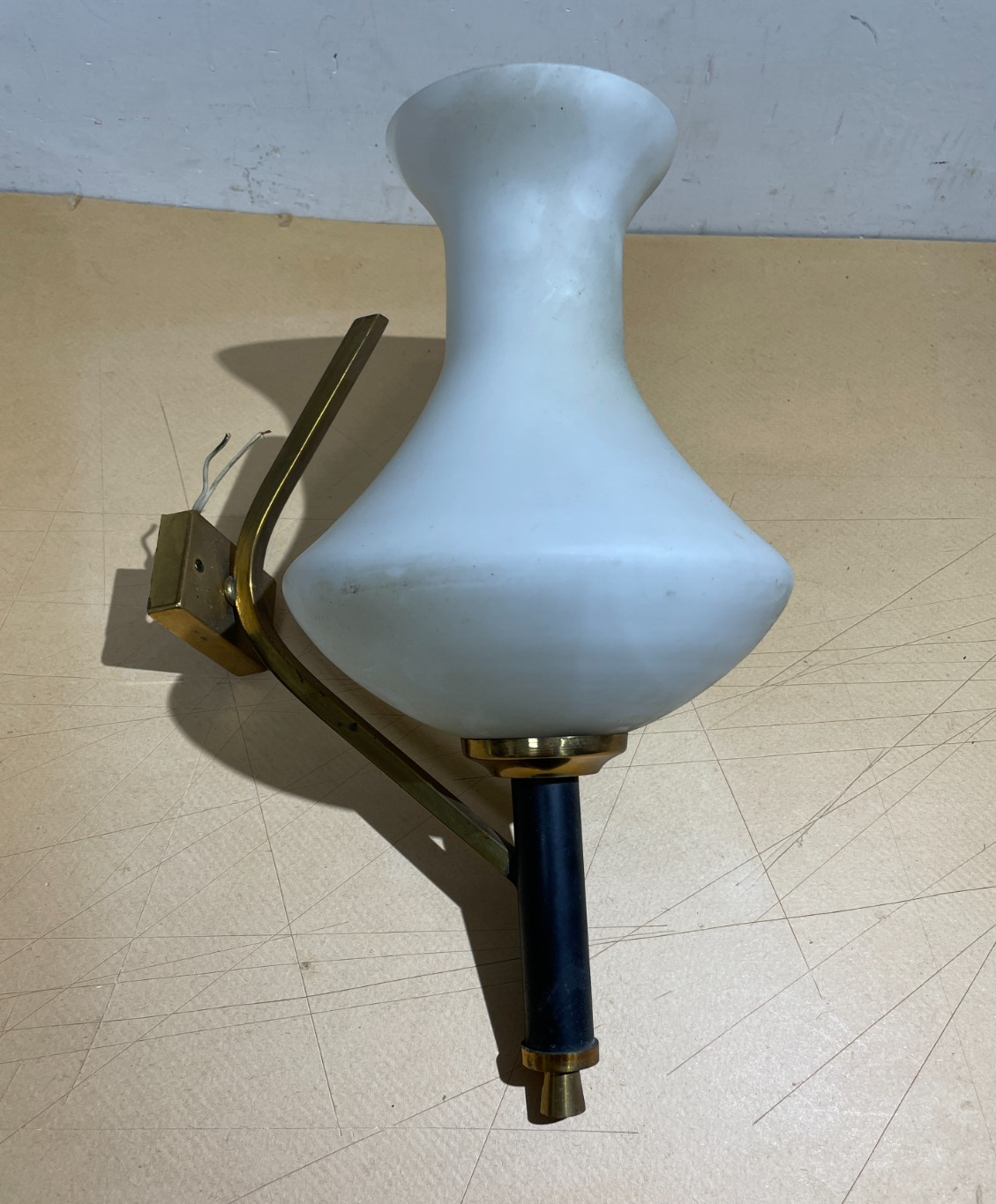 Lampada Da Parete Applique In Vetro Opalescente E Ottone, Stile Stilnovo
