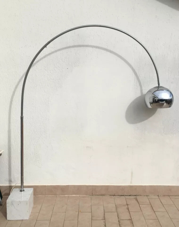 Lampada Ad Arco Cromata Con Base In Marmo