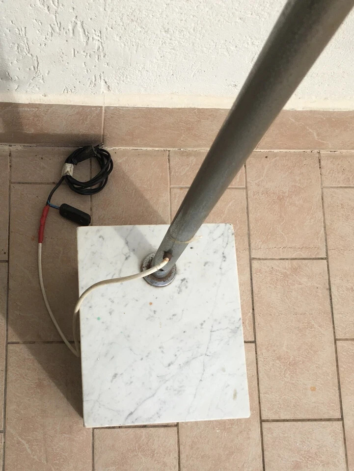 Lampada Ad Arco Cromata Con Base In Marmo