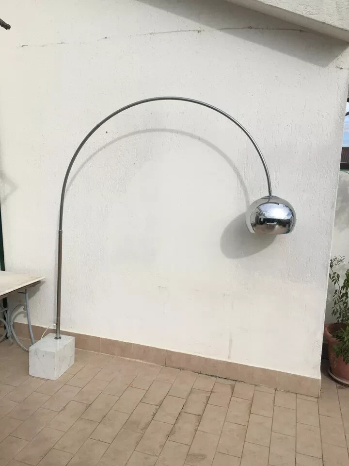 Lampada Ad Arco Cromata Con Base In Marmo