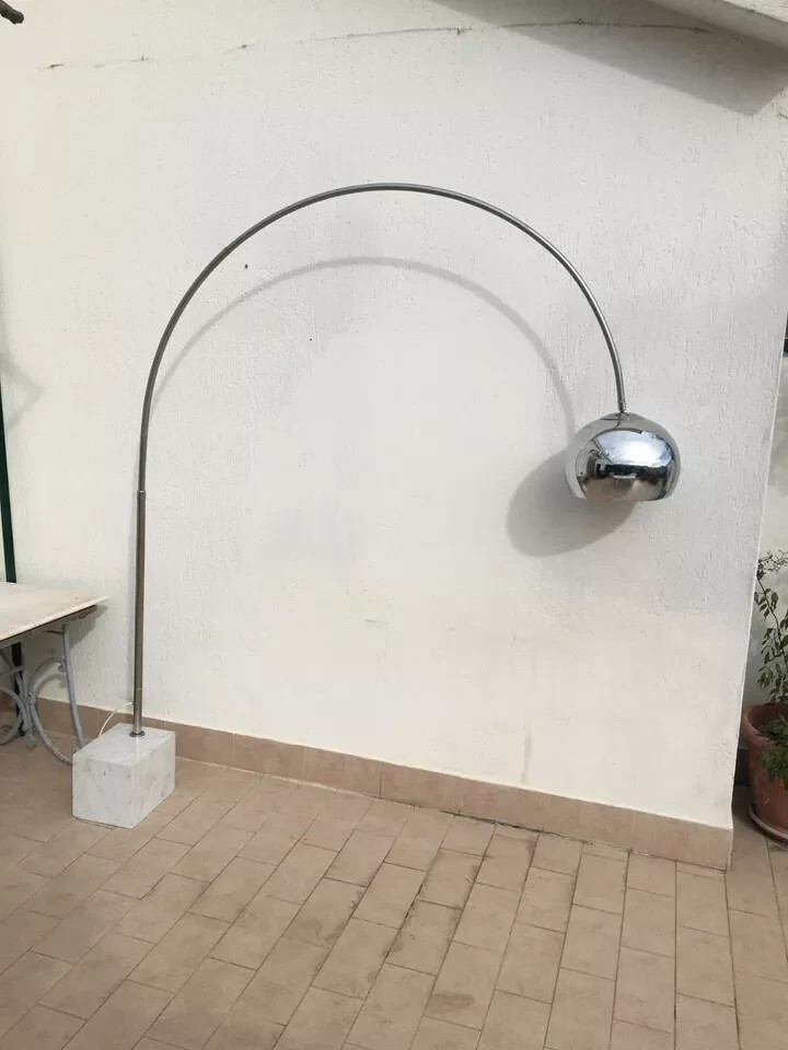 Lampada Ad Arco Cromata Con Base In Marmo