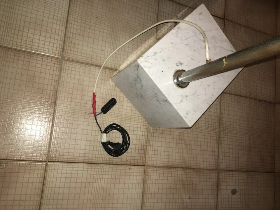 Lampada Ad Arco Cromata Con Base In Marmo